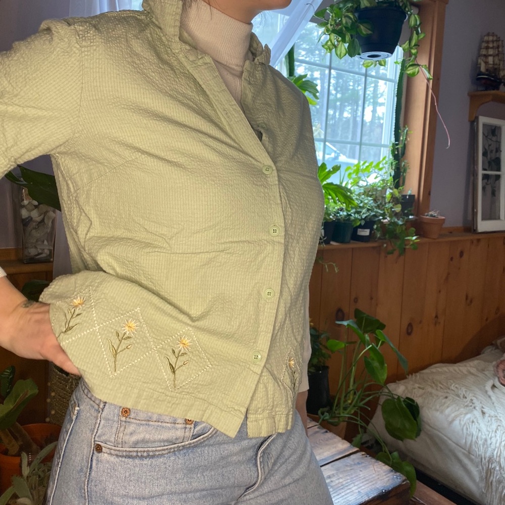 Light green flower embroidered short sleeved